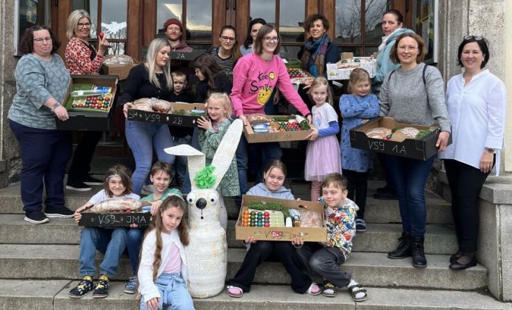 Die Freude über die bunte Osterjause war bei Kindern und Lehrerinnen groß. (Foto: VS9)