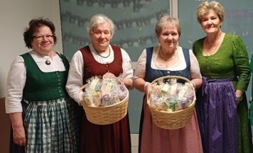 Marchtrenker Goldhauben strickten Babysockerl für die Frühchenstation