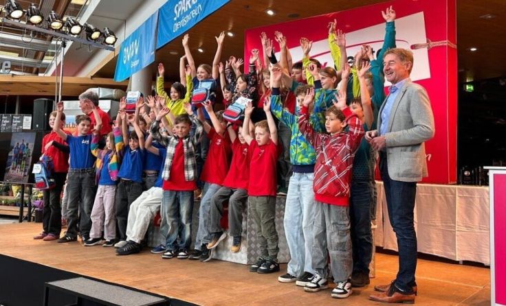 Die Klassensieger 2026 des max.center Ski Welscup jubeln. (Foto: Lauterbach)