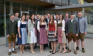 Agrarbildungszentrum Lambach feiert 15 neue Meister der Landwirtschaft