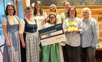 Goldhaubenfrauen aus Weißkirchen spenden an Eini ins Lebm