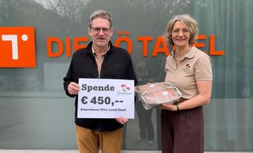 Bäuerinnen aus dem Bezirk Wels überreichen Spende an die Tafel