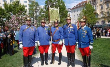Welser Dragonerbund marschierte in Linz auf