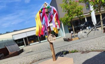 Update: Mini-Maibaum in Eberstalzell aufgetaucht - Taferl gestohlen