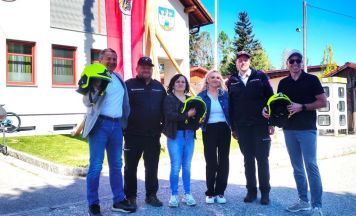 Gemeinderat sponsert Helme für FF Offenhausen