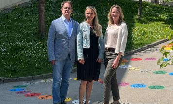 Tempelhüpfen vor der Krenglbacher Volksschule