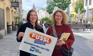 Glücksengerl überraschte am Welser Stadtplatz mit 300-Euro-Gutschein