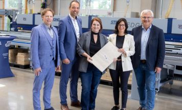 VP-Klubobfrau Angerlehner lobt Lehrlingsausbildung bei Lambacher Maschinenfabrik