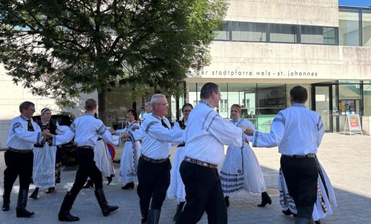 Bei der Stadtpfarre gab es siebenbürgische Volkstänze. (Foto: René Koppenberger-Drenik)
