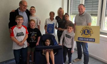 Verein Satao und Lions Club finanzieren Therapiestuhl für ISZ Wels