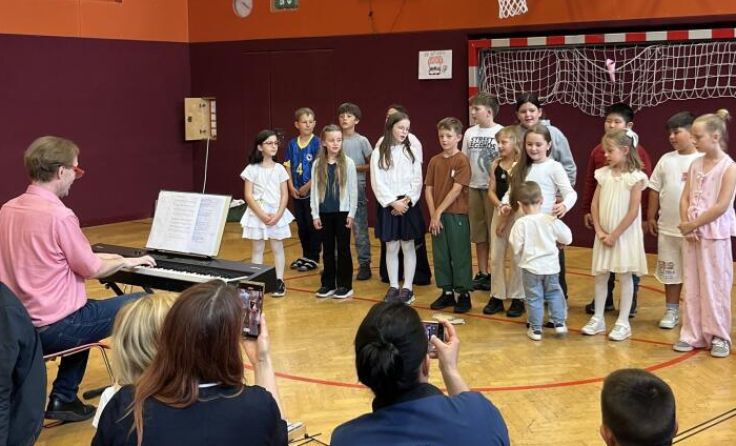 Stolz präsentierten die Kinder die einstudierten Lieder. (Foto: vs9)