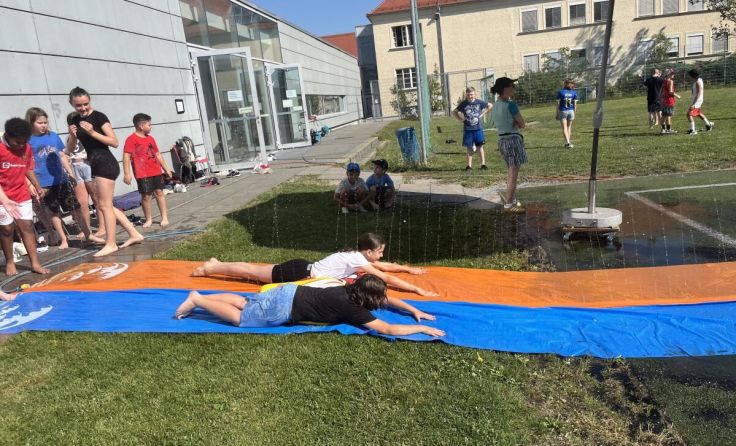 Die Wasserrutsche war bei den hohen Temperaturen natürlich sehr beliebt. (Foto: VS 9)