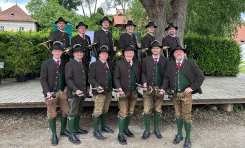 Jagdhornbläser des Bezirks spielen im Burggarten Wels auf