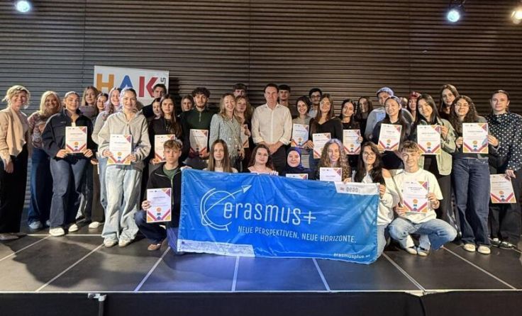 Die teilnehmenden Schüler erhielten ihre Erasmus+-Urkunden. (Foto: HAK Wels)