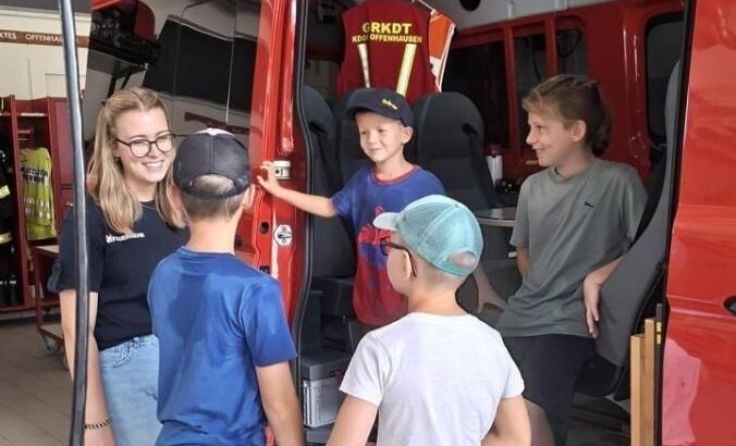 Ein Höhepunkt ist immer die Fahrt mit dem Feuerwehrauto. (Foto: FF Offenhausen)