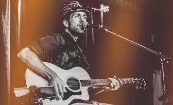 Alex Zilinski spielt live im Musikpub Rewü in Wels