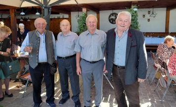 Freundesrunde in Steinhaus feierte vier 80er beim Hudernwirt