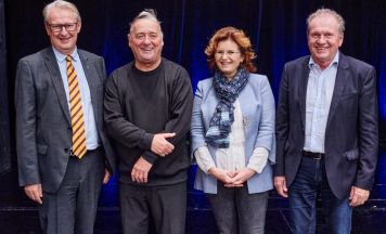 Volksbank lud Kunden in Wels zum Kabarett mit Andreas Vitásek