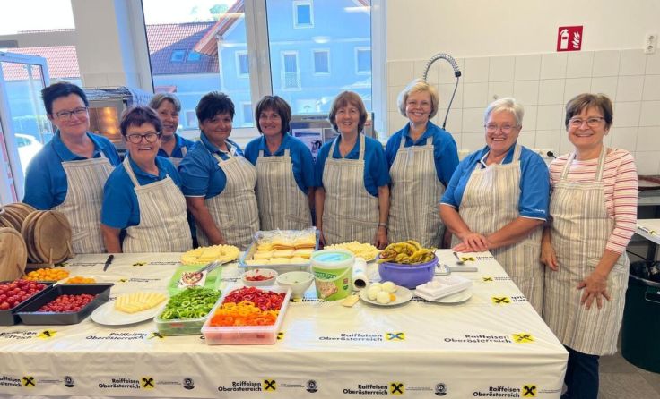 Nichts geht bei der Weinkost ohne das fleißige Küchenteam. (Foto: Seniorenbund Pennewang)