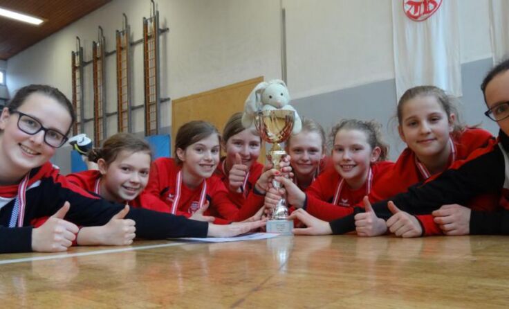 Das siegreiche U12-Team aus Laakirchen mit seiner Trophäe 