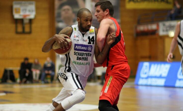 Tyler Griffey (Nr. 14) zeigte seine Offensiv-Qualitäten. Foto: Kienesberger