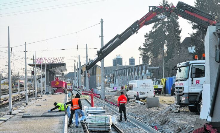 Mitte September soll das gesamte Bahnhofsareal samt Kreisverkehr fertig sein.