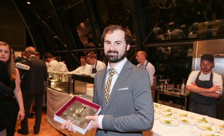 Lukas Nagl mit der begehrten Gastro-Trophäe. Foto: A la Carte / Richard Tanzer