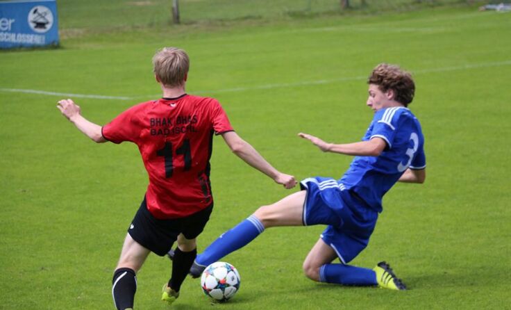 Die Ischler Fußball-HAK-Schüler scheuten die Zweikämpfe mit den Tirolern nicht.