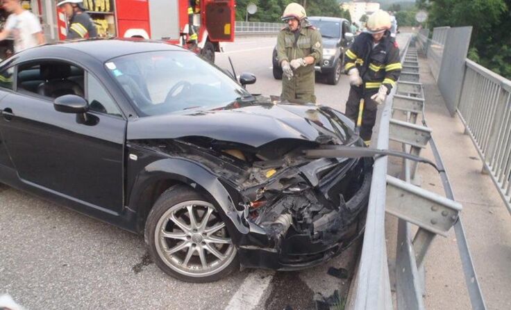 Ende einer Schleuderfahrt auf der B145 Foto: FF Bad Ischl
