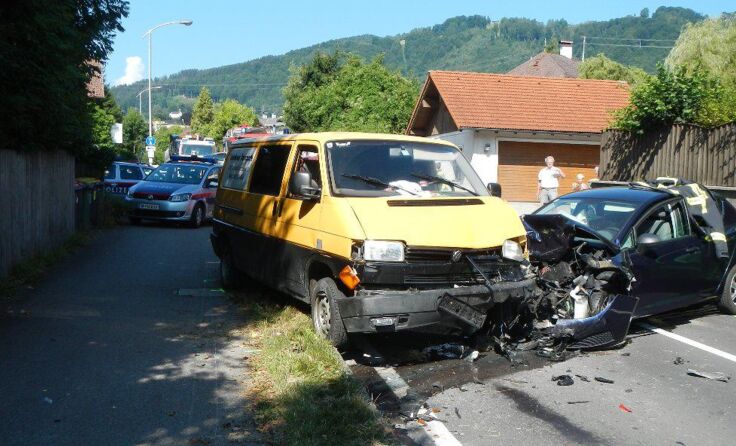 Die verkeilten Autos auf der B 145 Foto: FF Altmünster