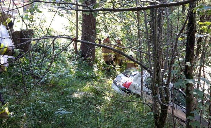 Die Alkofahrt eines jungen PKW-Lenkers endete an einem Baum. Foto: FF Ebensee