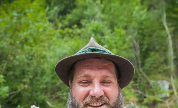 Förster Leopold Putz sammelte Kulinarisches am Wegesrand. Foto: Astrid Knie