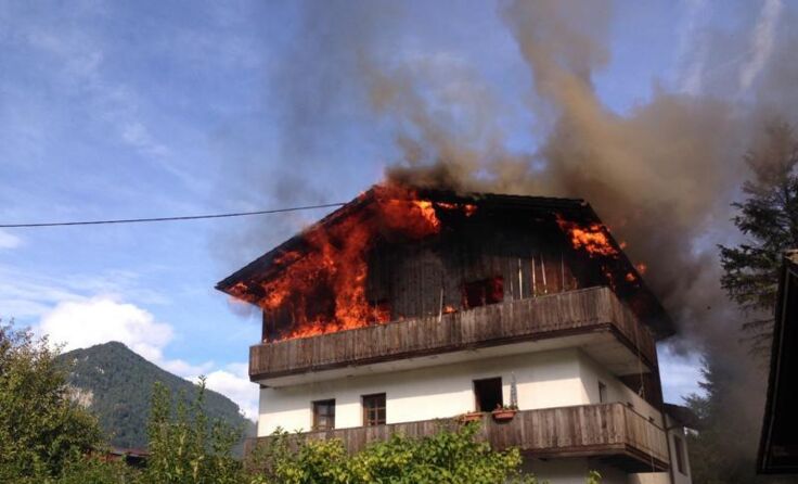 Das zweite Obergeschoss stand bei einem Wohnhaus in Grünau in Flammen. Foto: FF Scharnstein