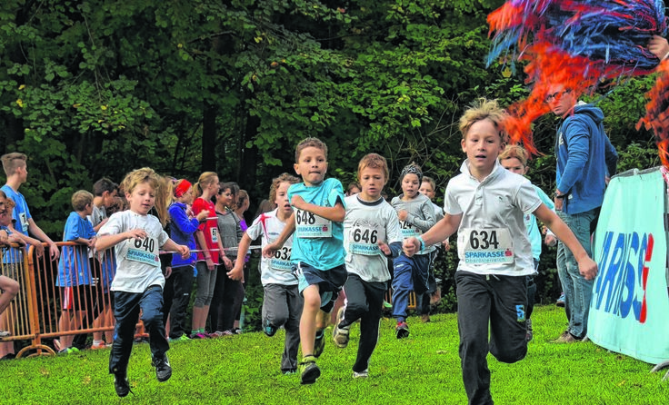 Am Rundparcours des BRG/BORG Schloss Traunsee wird um die Wette gelaufen.