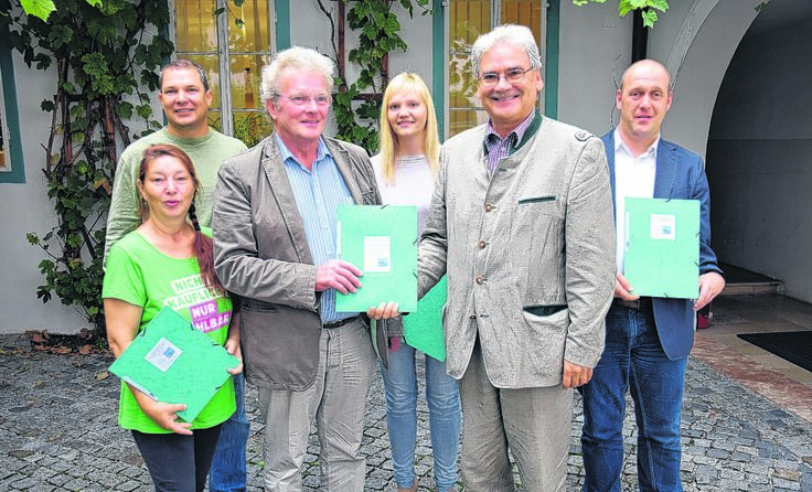 Josef Feichtinger (3. v. li.) übergab die Unterschriftenliste an die Altmünsterer Politiker.