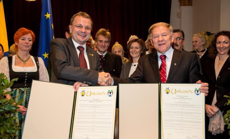 Die Bürgermeister Hannes Heide (li.) und Ivo Komsic (re.) nach der Unterzeichnung Foto: Lenzenweger