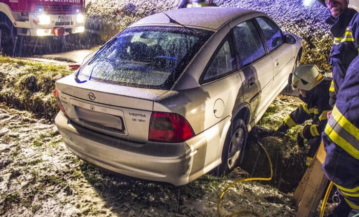Ein Hebekissen musste angebracht werden, um das Auto zu bergen. Foto: FF Ohlsdorf