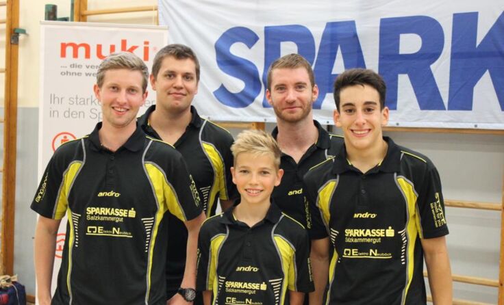 Lacht von der Tabellenspitze in der Landesliga: Das Team der SPG Ebensee