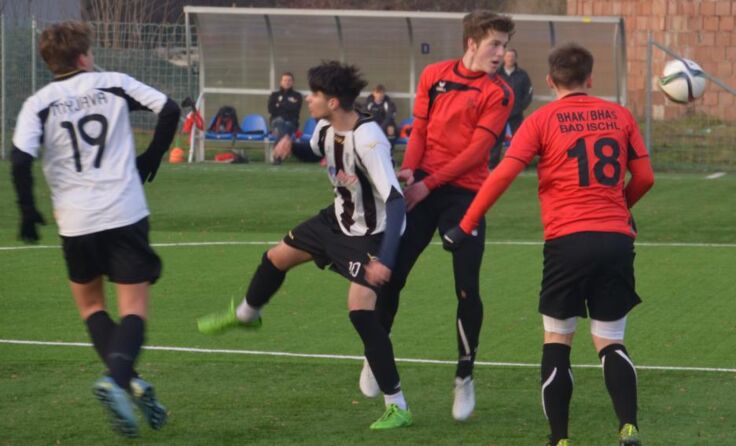 U17-Spieler Jakob Promberger und Jakob Eisl (rote Dressen) im Luftkampf