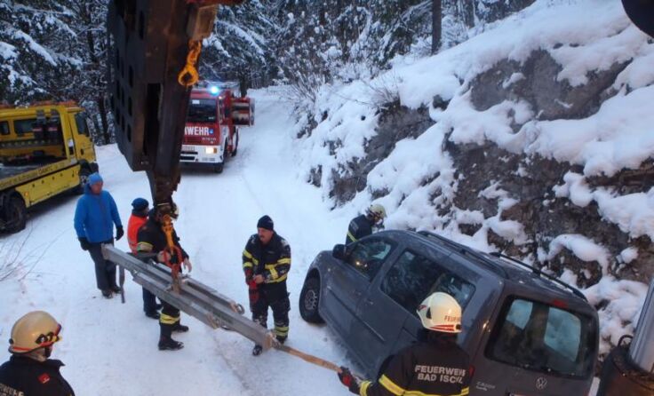Die Bad Ischler FF-Einsatzkräfte beim Einsatz in der Rettenbachalm-Straße. Foto: FF Bad Ischl 