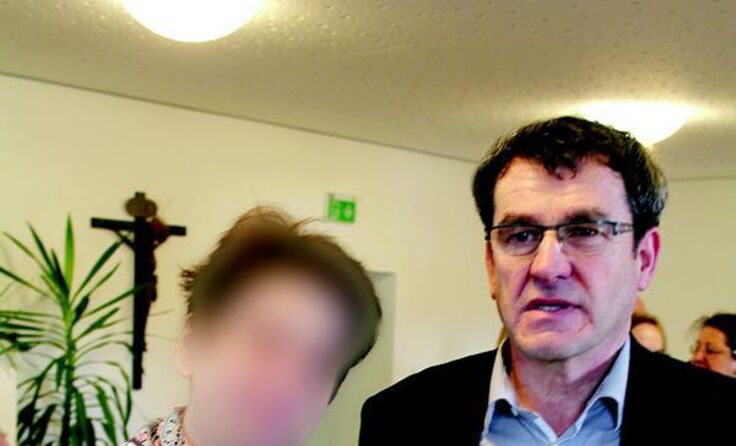 Altmünsters Pfarrer Franz Benezeder mit der schutzsuchenden Frau E.