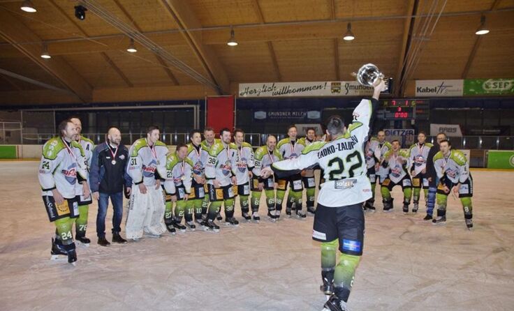 Befreiender Jubel bei den Traunsee Sharks nach Finalsieg und makelloser Saison Foto: P. Sommer