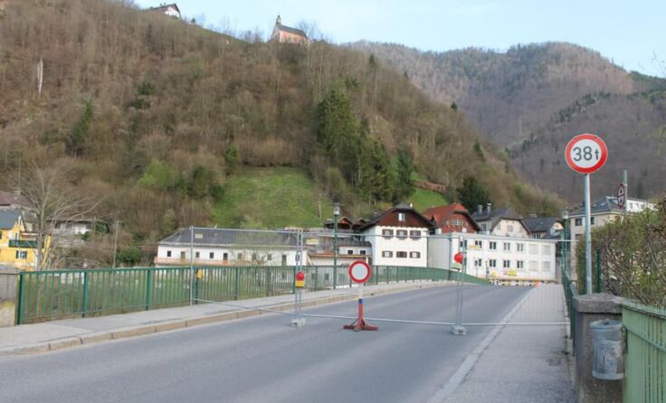Die Traunbrücke im Ebenseer Ortszentrum wird monatelang nicht benutzbar sein.