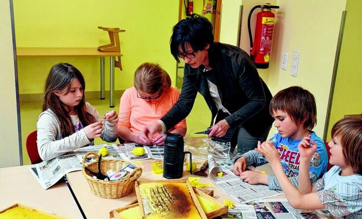 Die Kirchhamer Volksschüler beim Nachmittag mit Imkerin Andrea Cecon