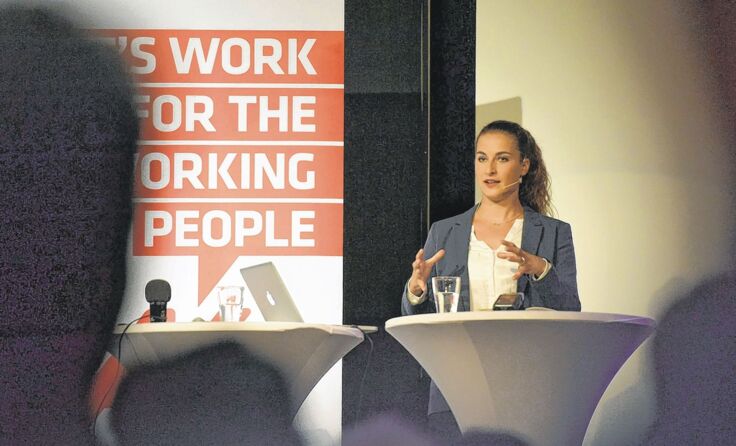 Caro Lobig referierte im ALFA Steyrermühl über ihre Recherchen als Lagerarbeiterin. Foto: AK OÖ.