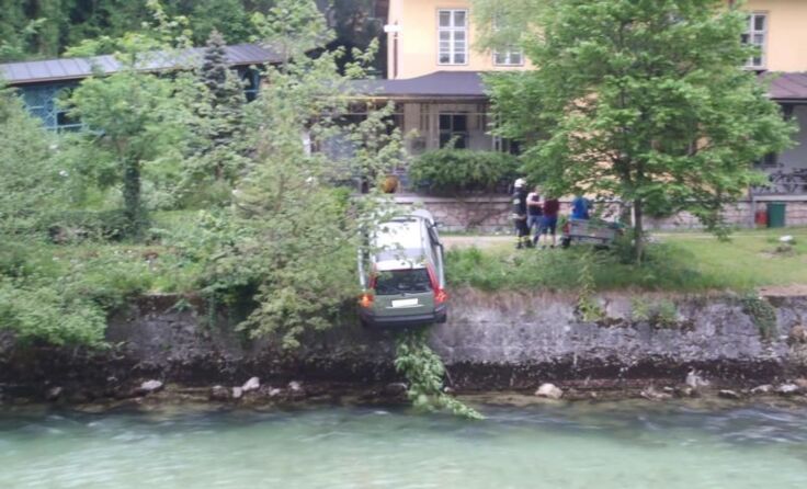 Viel fehlte nicht und der PKW wäre in die Ischl gestürzt. Foto: FF Bad Ischl