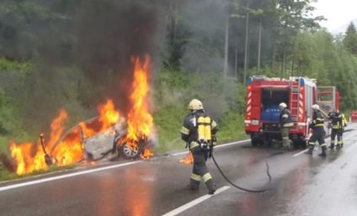 Das Verunfallte Fahrzeug brannte völlig aus. Foto: FF Bad Ischl