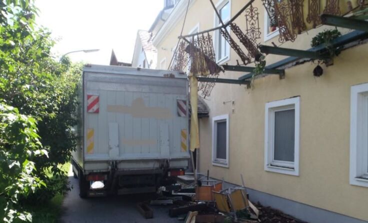 Ein LKW-Fahrer übersah am Ischler Stelzhamerkai einen Balkon. Foto: FF Bad Ischl