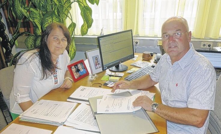 Bürgermeister Peter Ellmer im Gespräch mit einer Betroffenen.