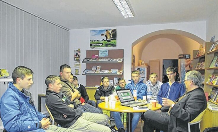 Peter Peraus im Gespräch mit den Jugendlichen Foto: JugendService Freistadt